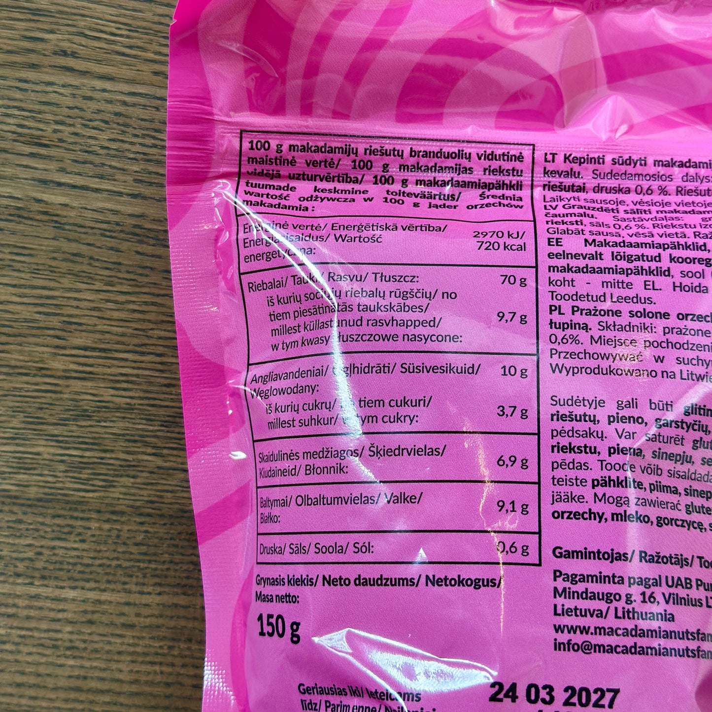 Įpjauti skrudinti sūdyti makadamijų riešutai